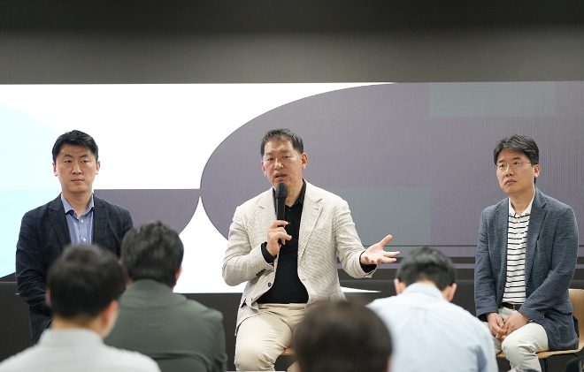 25일(화) 야놀자클라우드 김종윤 대표, SK디앤디 김도현 대표, 서동록 KMS대표가 '커넥트파이 클라우드' 공동설립 기념 기자간담회에서 질의에 답하고 있다. 양사는 '커넥트파이 클라우드'를 공동 설립, 공간 산업의 디지털 전환을 통해 프롭테크 생태계를 혁신하고 소상공인 및 스타트업과 협력 및 상생을 강화할 예정이다.