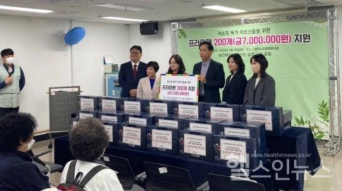 20일보건복지행정타운(서울광진구소재)입주5개공공기관이광진노인종합복지관을통해선정한200명어르신가정에프라이팬을전달하고있다.