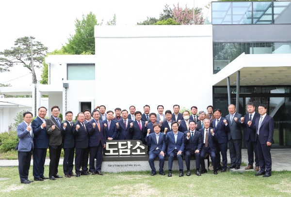 25일 오후 도담소에서 열린 민선 2기 경기도 시.군 체육회장 소통간담회에서 김동연 경기도지사와 경기도체육회장, 시.군 체육회장, 도의회 의장 및 문체위 위원장 등이 기념촬영을 하고 있다.