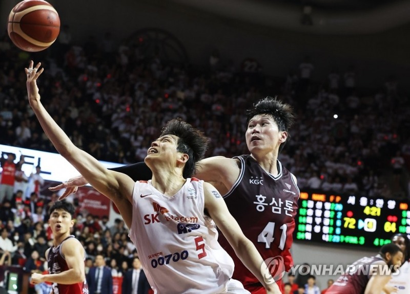 (안양=연합뉴스) 25일 경기도 안양실내체육관에서 열린 프로농구 챔피언결정전 1차전 안양 KGC 인삼공사와 서울 SK 나이츠의 경기. SK 김선형이 슛하고 있다.