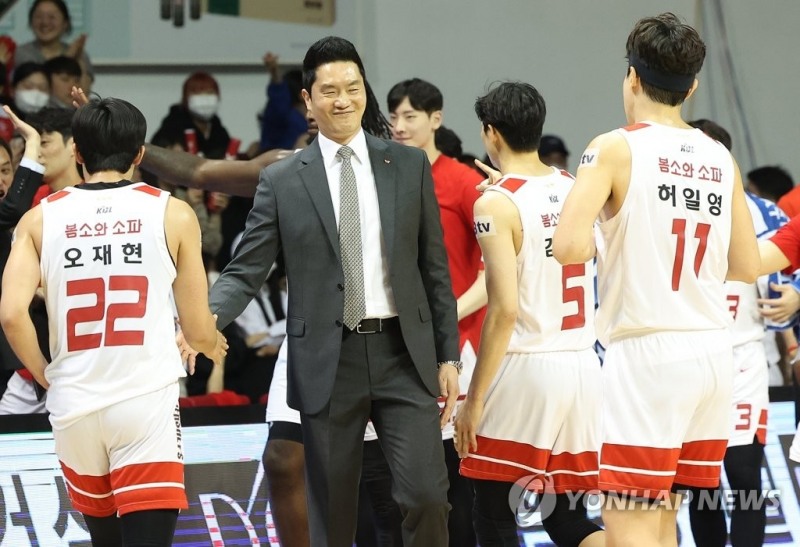 (안양=연합뉴스) 25일 경기도 안양실내체육관에서 열린 프로농구 챔피언결정전 1차전 안양 KGC 인삼공사와 서울 SK 나이츠의 경기. SK 전희철 감독이 작전타임 때 벤치로 들어오는 선수들을 보며 미소 짓고 있다.