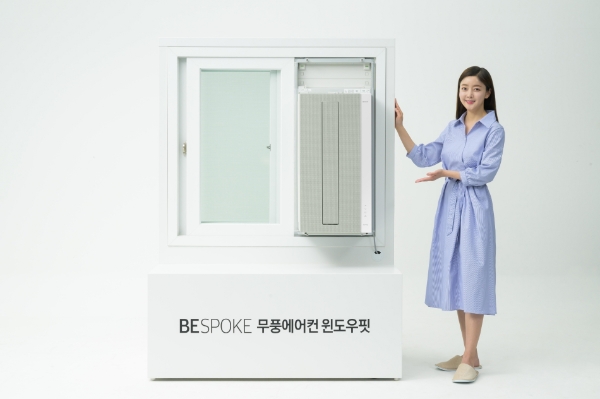 삼성전자 모델이 창문형 에어컨 최초로 무풍 냉방 기능이 적용된 '비스포크 무풍에어컨 윈도우핏'을 소개하고 있는 모습. / 제공:삼성전자