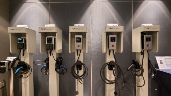 과금 콘센트형 2종과 완속 충전기 3종이 옥외형 캐노피 구조에 설치된 모습(사진 출처, 유니이브이)