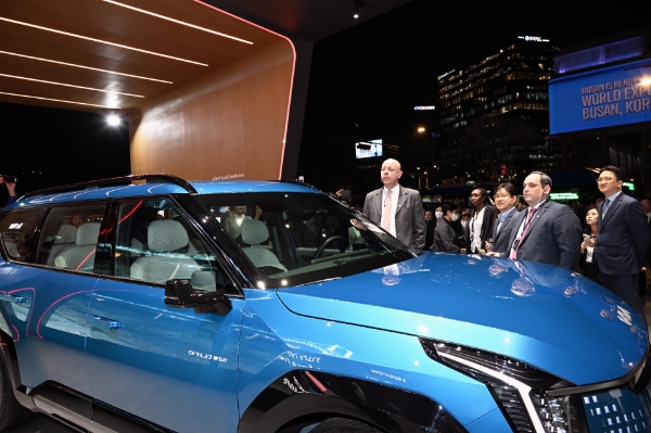 지난 3일, 국제박람회기구(BIE) 실사단이 서울 광화문광장에서 열린 부산엑스포 유치 기원 행사 ‘광화에서 빛나이다’(3/30~4/3)에 마련된 현대차그룹관을 방문해 현대차그룹이 부산 시민과 함께 만든 부산세계박람회 유치 홍보 영상『부산 시민들이 초대합니다(Busan citizens invite you all)』을 관람하고 있다. / 제공:현대차그룹