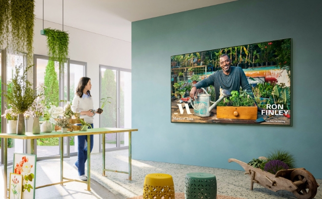 LG전자는 독자 스마트TV 플랫폼인 webOS에 탑재한 콘텐츠의 양적·질적 확대를 통해 다양한 취향을 지닌 고객들에게 ‘맞춤형 경험’을 제공한다고 26일 밝혔다. 사진은 고객들이 LG 스마트 TV를 통해 콘텐츠를 즐기고, 운동을 배우고, 다양한 분야의 수업을 듣는 등 맞춤형 고객경험을 즐기고 있는 모습. (사진 = LG전자 제공)