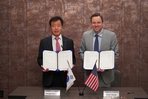 이흥주 한전 해외원전부사장(왼쪽)과 스캇 스트라직 GE Vernova 사장(오른쪽)이 청정수소 발전 기술개발을 위한 전략적 양해각서를 체결한 후 기념촬영 모습. / 제공:한전