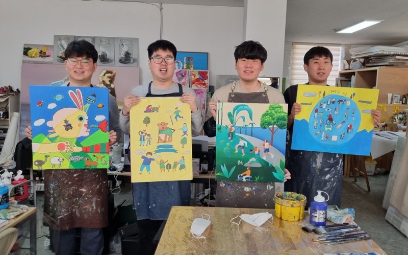 장애인의 날 응원하는 작품 그려 공개한 발달장애인 작가들. 왼쪽부터 최석원(23), 윤인성(30), 김승현(25), 김성찬 작가(26).
