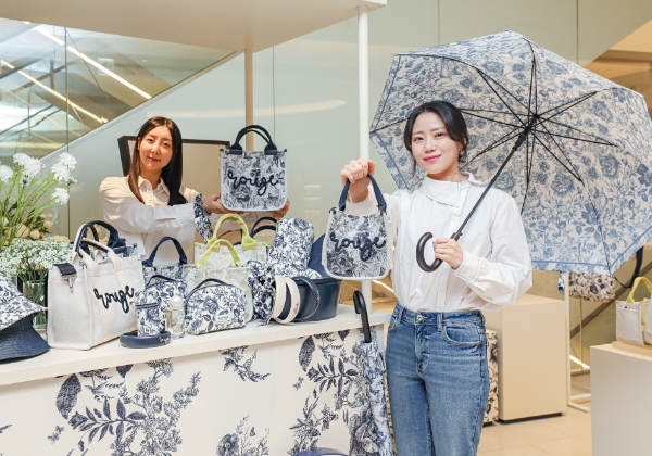 26일 오전, 서울 영등포구 더현대 서울 3층 루즈앤라운지 팝업스토어에서 직원들이 '앤라운지 플라워마켓' 상품을 소개하고 있는 모습. / 제공:현대백화점그룹