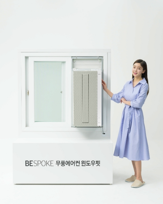 삼성전자는 직바람 없이도 시원함을 선사하는 무풍 냉방 기능을 더한 2023년형 창문형 에어컨 ‘비스포크 무풍에어컨 윈도우핏’을 27일 출시한다고 밝혔다. 사진은 삼성전자 모델이 창문형 에어컨 최초로 무풍 냉방 기능이 적용된 '비스포크 무풍에어컨 윈도우핏'을 소개하고 있는 모습. (사진 = 삼성전자 제공)