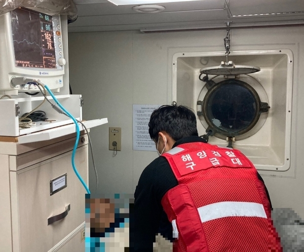응급환자 긴급조치 (사진제공 = 목포해양경찰)