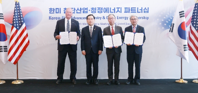 두산에너빌리티는 미국 뉴스케일파워, 한국수출입은행과 글로벌 시장 SMR사업 확대를 목표로 기술, 금융 및 제작 공급망 지원에 관한 양해각서(MOU)를 체결했다고 26일 밝혔다. 사진은 25일(현지시각) 미국 워싱턴 D.C.에서 진행된 글로벌 시장 SMR사업 확대를 위한 양해각서(MOU) 체결식에서 참석자들이 기념촬영을 하고 있다. (왼쪽부터)뉴스케일파워 존 홉킨스 사장, 산업통상자원부 이창양 장관, 두산에너빌리티 박지원 회장, 한국수출입은행 윤희성 은행장. (사진 = 두산에너빌리티 제공)