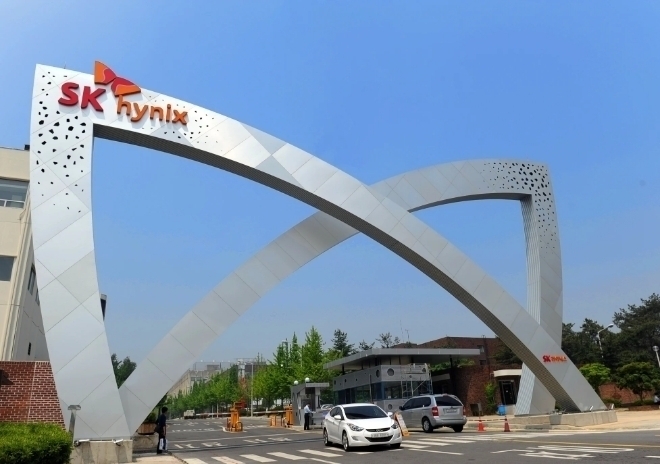 SK하이닉스는 한국 반도체 기업으로는 최초로 ‘오토모티브 스파이스(이하 ASPICE)’ 레벨2(CL2) 인증을 획득했다고 20일 밝혔다. 사진은 경기도 이천시 SK하이닉스 본사 정문의 모습. (사진 = SK하이닉스 제공)