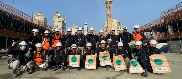 2023년 제1회 그린 챌린지에서 그린 현장으로 선정된 ‘e편한세상 봉선 셀레스티지’ 직원들이 기념 촬영하고 있다. / 제공:DL건설