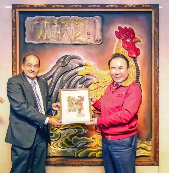 지난 26일 오후, 제너시스BBQ 그룹 윤홍근 회장(오른쪽)이 라젠드라 자그델(Rajendra Jagdale) 인도과학기술혁신원 원장(왼쪽)으로부터 인도 현지에서 준비해온 기념선물을 전달 받고 있다./ 사진 = 제너시스BBQ그룹 제공