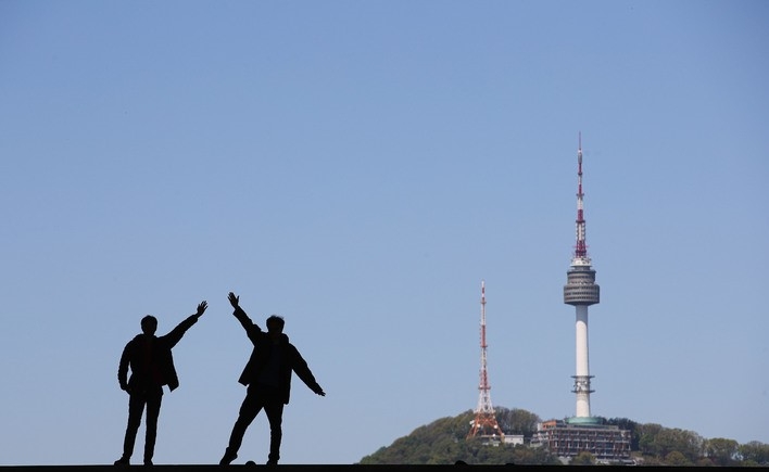 19일 오후 서울 용산구 국립중앙박물관에서 바라본 하늘이 파랗다.