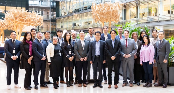 SK엔무브 박상규 사장(앞줄 오른쪽에서 다섯번째)이 4월 13일(현지시각) 네덜란드 암스테르담에 위치한 SK엔무브 유럽법인을 방문해 현지 구성원들과 기념촬영을 하고 있다. / 제공:SK엔무브