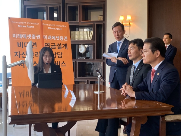 오른쪽부터 이정식 고용노동부 장관, 이복현 금융감독원장, 최현만 미래에셋증권 회장이 퇴직연금상품 가입 시연을 듣고있다 / 제공:미래에셋증권