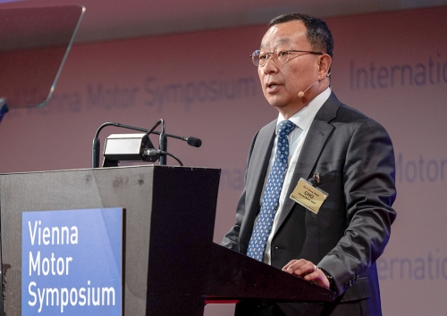 현대모비스 조성환 사장이 현지 시각 27일, 오스트리아 빈에서 열린 ‘제 44회 비엔나 모터 심포지엄’에서 강연하고 있다. 조 사장은 이날 초청 강연에서 ‘현대차그룹의 미래 모빌리티 비전과 현대모비스의 전략적 역할’을 주제로 발표했다. / 제공:현대모비스