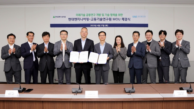 현대엔지니어링은 지난 27일 고등기술연구원과 건설 미래기술 교류 및 공동연구를 위한 업무협약을 체결했다고 28일 밝혔다. 사진은 현대엔지니어링 한대희 스마트기술센터장(왼쪽에서 여섯 번째)과 고등기술연구원 유영돈 플랜트본부장(왼쪽에서 다섯번 째)이 양사 간 건설 미래기술 교류 및 공동연구를 위한 업무협약을 체결한 뒤, 기념사진을 촬영하고 있는 모습. (사진 = 현대엔지니어링 제공)