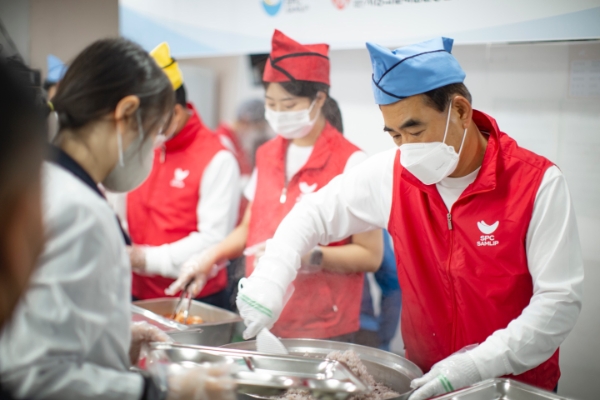 28일 SPC삼립 황종현 대표이사와 임직원들이 서울 용산구에 위치한 ‘따스한채움터’에서 사랑의 빨간밥차 무료급식 봉사활동에 참여하고 있다.