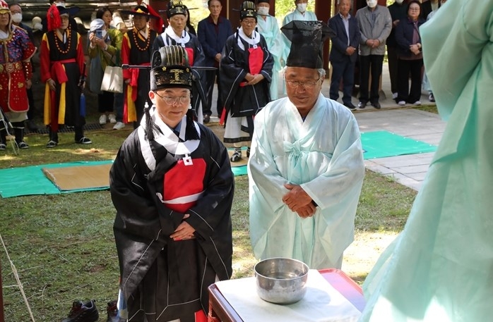 초헌관으로 제례를 집행중 (사진제공 = 여수해양경찰)