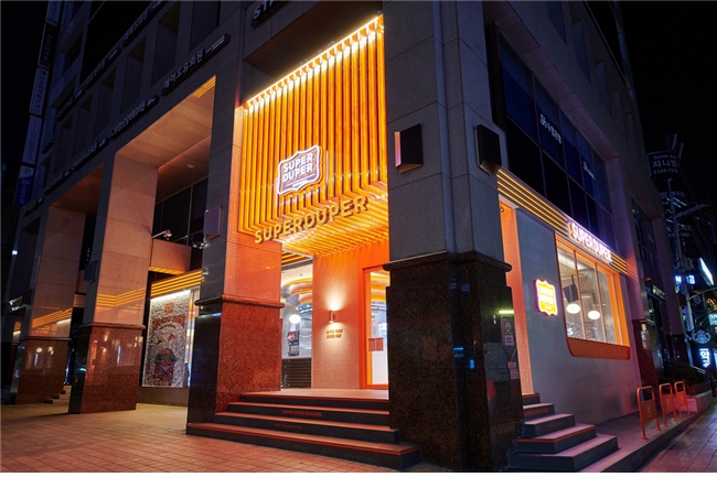 bhc그룹 슈퍼두퍼, 글로벌 2호 매장 ‘홍대점’ 오픈