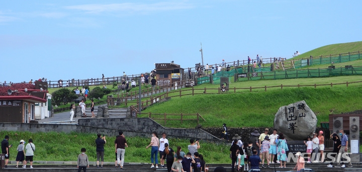 서귀포시 성산읍 성산일출봉에 관광객들의 발걸음이 이어지고 있다.