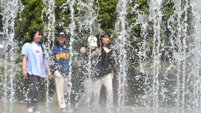 초여름 날씨를 보인 지난 20일 경북 대구가톨릭대학교 경산캠퍼스 중앙도서관 앞 바닥분수에서 시원한 물줄기가 솟아오르고 있다.