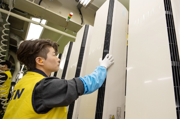 LG전자가 올 여름도 폭염이 전망되는 가운데 4월 초부터 에어컨 생산라인 풀가동에 들어갔다. LG전자 직원이 경남 창원시에 있는 에어컨 생산라인에서 휘센 타워II를 생산하고 있다.