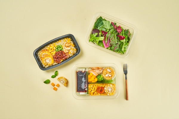 여름철 대표 채소 초당옥수수의 톡톡 터지는 식감을 살려 특색 있게 구성한 풀무원 디자인밀 '300Meal’ 2종(왼쪽부터 ‘초당옥수수 오리 덮밥’, ‘초당옥수수 닭가슴살 샐러드’)