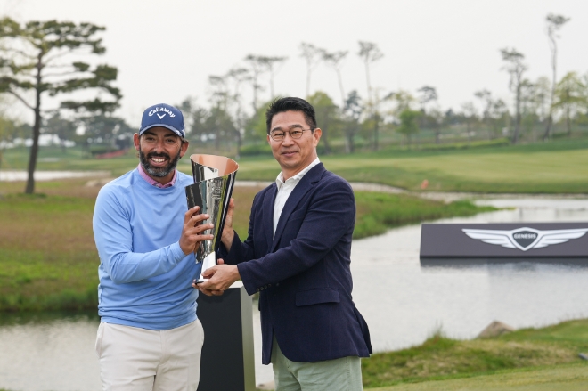 DP 월드투어와 KPGA 코리안투어가 공동 주관하고 제네시스 브랜드가 공식 후원한 제1회 ‘코리아 챔피언십 프리젠티드 바이 제네시스(Korea Championship Presented by Genesis, 이하 코리아 챔피언십)’이 성공적으로 마무리됐다.(왼쪽부터) 우승자 파블로 라라사발, 제네시스사업본부장 송민규 부사장이 기념촬영을 하는 모습. / 사진 = 현대차그룹 제공
