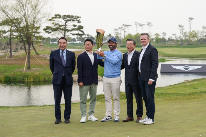 (왼쪽부터) (사)한국프로골프협회(KPGA) 구자철 회장, 제네시스사업본부장 송민규 부사장, 우승자 파블로 라라사발, 잭 니클라우스 골프클럽 코리아 김정수 대표이사, DP 월드투어 토너먼트 사업총괄 벤 코웬이 기념촬영을 하는 모습.