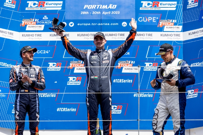 현대자동차가 글로벌 최정상급 투어링카 대회 '2023 TCR 월드 투어' 개막전에서 더블 포디움을 달성하며 지난해 WTCR 더블 챔피언의 저력을 유감없이 선보였다. 현대자동차는 '엘란트라 N TCR(국내명: 아반떼 N TCR) '이 4월 28일(금)부터 30일(일, 현지시간)까지 포르투갈 포르티망에 위치한 알가르브 인터내셔널 서킷에서 개최된 '2023 TCR 월드 투어'의 첫 번째 결승 레이스에서 우승과 준우승을 모두 차지하는 더블 포디움을 달성했다고 1일 밝혔다. 사진은 BRC 현대 N 스쿼드라 코르세팀 노버트 미첼리즈 선수(왼쪽에서 두 번째)와 미켈 아즈코나 선수(왼쪽에서 첫 번째)가 4월 28~30일 열린 '2023 TCR 월드 투어' 포르투갈 대회에서 우승과 준우승을 차지하고 포디움에 올라선 모습. / 사진 제공 = 현대자동차