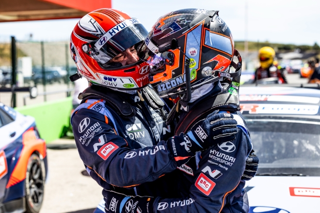 BRC 현대 N 스쿼드라 코르세팀 노버트 미첼리즈 선수(왼쪽)와 미켈 아즈코나 선수(오른쪽)가 4월 28~30일 열린 '2023 TCR 월드 투어' 포르투갈 대회 첫 번째 결승 레이스를 마치고 기뻐하는 모습.