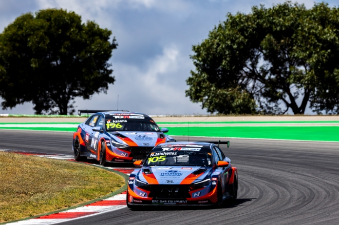 지난 4월 28~30일 열린 '2023 TCR 월드 투어' 포르투갈 대회에서 현대차 '엘란트라 N TCR(국내명 아반떼 N TCR)'이 질주하고 있는 모습.