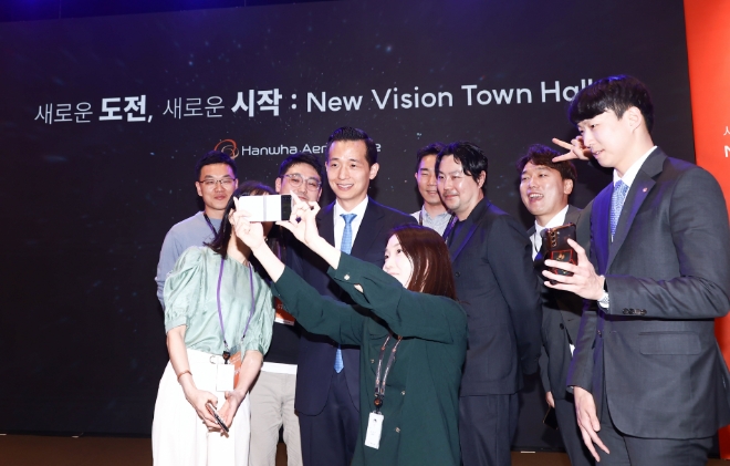 한화에어로스페이스 '뉴비전 타운홀' 행사에서 임직원과 기념 촬영하는 김동관 부회장.