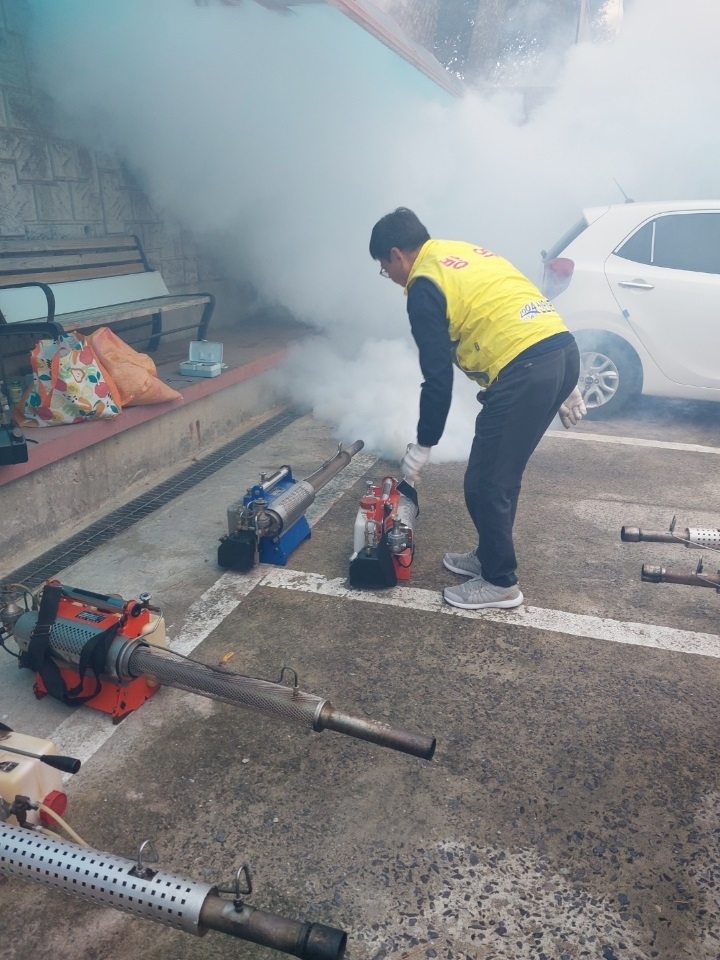 방역소독작업 (사진제공 = 신안군)