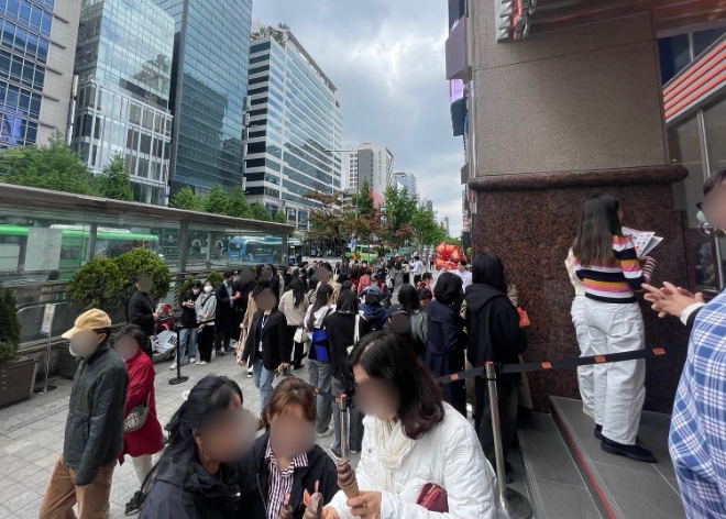 슈퍼두퍼 홍대점 대기 고객 이미지 / 사진 제공 = bhc그룹