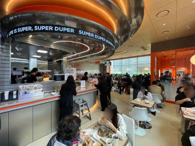 슈퍼두퍼 홍대점 매장 모습.