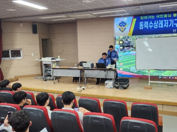 조종면허 출장시험 (사진제공 = 완도해양경찰)