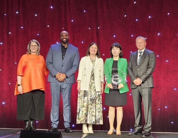 4월 30일(현지시간) 부터 사흘간 미국 미네소타주에서 열리는 글로벌 기업시민 콘퍼런스에서 포스코가 혁신상 환경부문 수상자에 선정됐다. 사진 왼쪽부터 보스턴컬리지 캐서린 스미스(Katherine V. Smith) 기업시민연구소장, 타겟(Target)社 론 브라운 상무, 타겟(Target)社 아만다 누즈 전무, 포스코 최영 기업시민실장, GRI(Global Reporting Initiative) 엘코 반 다르 엔덴(Eelco van der Enden) CEO. / 제공:포스코