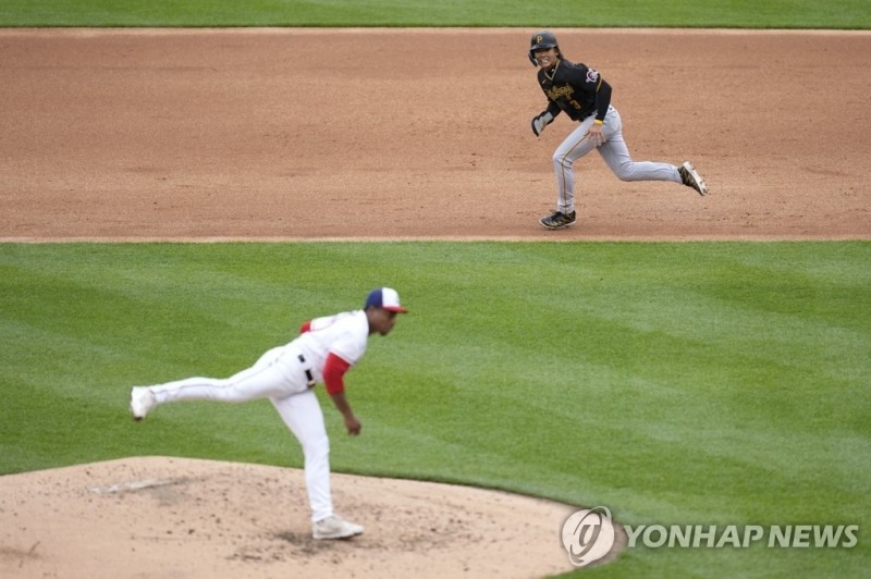 배지환이 2루 도루를 시도하고 있다.