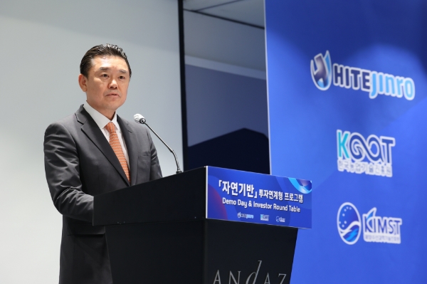 하이트진로는 김인규 하이트진로 대표이사(가운데), 오운열 해양수산과학기술진흥원장(오른쪽), 구본근 한국농업기술진흥원 부원장(왼쪽) 등이 참석한 가운데 데모데이를 진행했다. / 제공:하이트진로