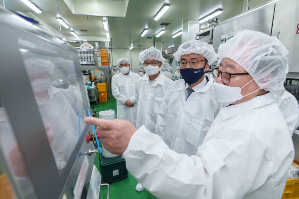 NH농협은행 이석용 은행장(우측 두번째)이 경기도 파주시 소재 ㈜엠디에스코리아를 방문하여 ㈜엠디에스코리아 문동준 대표이사(우측 첫번째)에게 식품 제조과정에 대한 설명을 듣고 있다.