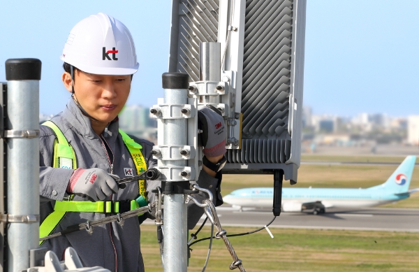 KT 임직원이 연휴기간 안정적인 통신 서비스 제공을 위해 공항 등의 통신 기지국을 점검하고 있는 모습. / 제공:KT