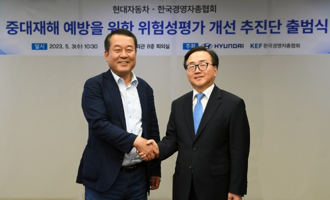 현대자동차가 한국경영자총협회(이하 경총)와 손을 잡고 안전한 근무환경 조성을 위한 첫걸음으로 위험성평가 체계 개선에 나선다. (왼쪽부터) 현대차 이동석 대표이사, 경총 이동근 상근부회장 모습 / 사진 = 현대자동차 제공