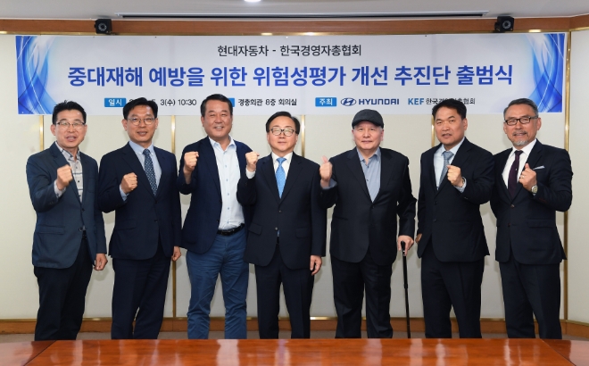 (왼쪽부터) 현대차 글로벌안전환경사업부장 주진구 상무, 고용노동부 류경희 산업안전보건본부장, 현대차 이동석 대표이사, 경총 이동근 상근부회장, 자문단장 이채필 전 고용노동부 장관, 현대차 국내생산안전환경사업부장 이보용 상무, 연구진 총괄PM 한국교통대 함병호 교수.