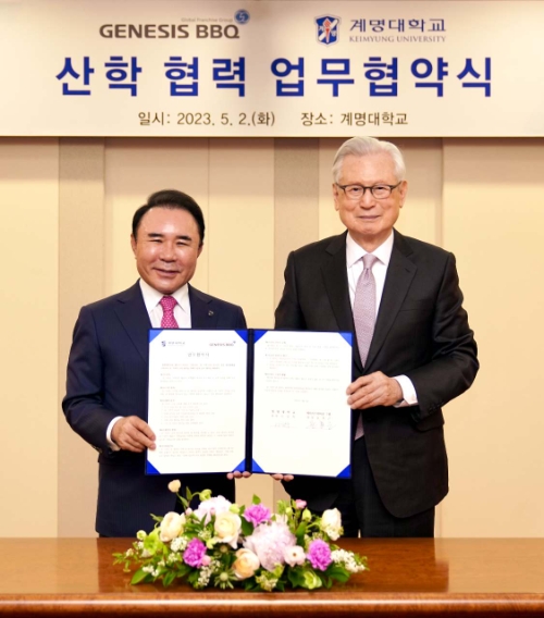 지난 2일 제너시스BBQ 그룹 윤홍근 회장(왼쪽)과 계명대학교 신일희 총장(오른쪽)이 계명대학교에서 산학 협력 업무~