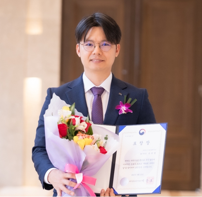 ㈜HL클레무브은 유한열 ADAS 센서 R&D 센터장 지난 2일 개최된 제56회 과학의 날 기념식에서 ‘과학기술정보통신부 장관 표창’을 수상했다고 3일 밝혔다. 사진은 ㈜HL클레무브 유한열 R&D 센터장(장관 표창)이 기념 촬영을 하고 있는 모습. (사진 = HL클레무브 제공)