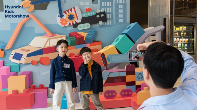 현대자동차는 3일부터 14일까지 현대 모터스튜디오 고양 3층에서 ‘제7회 현대 키즈 모터쇼’를 개최한다고 밝혔다. 사진은 ‘제7회 현대 키즈 모터쇼’에 방문한 아이들이 기념촬영을 하는 모습. (사진 = 현대자동차 제공)